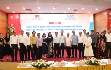 CHỦ TỊCH HANEL TẠI HỘI NGHỊ “DOANH NGHIỆP, DOANH NHÂN TƯ NHÂN VIỆT NAM VỚI ĐỔI MỚI MÔ HÌNH PHÁT TRIỂN ĐẤT NƯỚC VÀ CHÍNH SÁCH ĐẢNG VIÊN LÀM KINH TẾ TƯ NHÂN”.